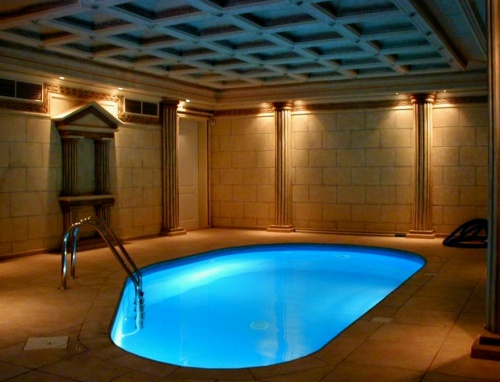 Vnitřní IMAGE bazén, folie DLW, barva NG Blue, cirkulace vody Classic pomocí skimmerů, Osvětlení 2x 300W, Protiproud 60 m3 /hod. Zakázkově řešený interiér v římském stylu proveden s polystyrénových profilů dodán německou firmou