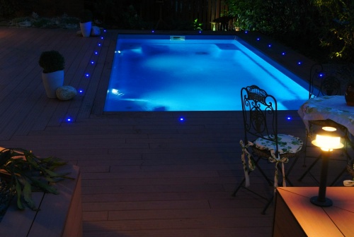 venkovní bazén Compass Pools, model X-Trainer 82, barva Bi-Luminite-Blue Saphire, cirkulace Classic, samočistící systém VANTAGE, osvětlení 2x LED White 24W