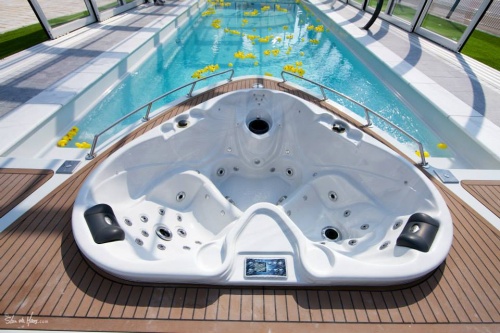 Integrovaná výřivka v čele bazénu připomíná příď luxusní lodě