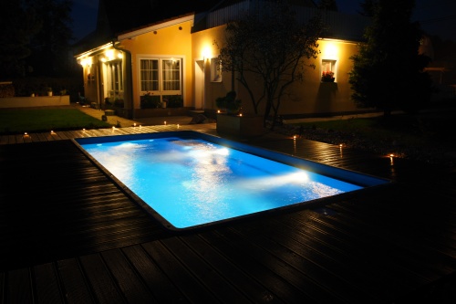 Venkovní bazén Compass Pools, model AQUA, barva Cyber Blue, s cirkulací Classic pomocí skimmerů. Osvětlení 2x 300W reflektory, Protiproud 68 m3 /hod.