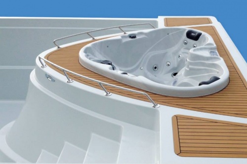 Spojení Flexi Teaku, výřivky a bazénu vytváří Yacht Pool opravdu jedinečnou kombinaci