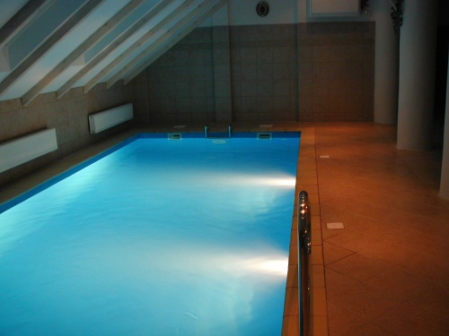 komerční vnitřní IMAGE bazén s folií DLW, barva NG Blue s bordurou, cirkulace Classic, osvětlení 2x LED 54W reflektory, protiproud 74 m3 /hod